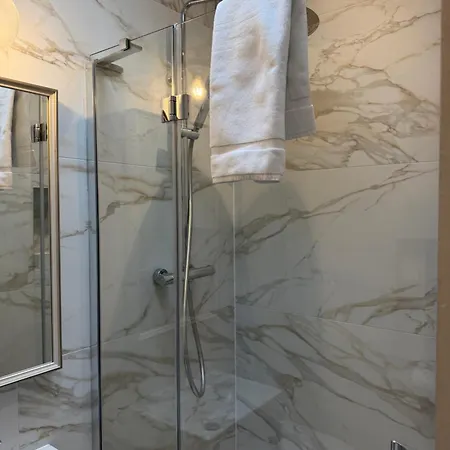 Ferienhaus Luxury 2 Bath 2 Bed In - N11 Corridor Access *