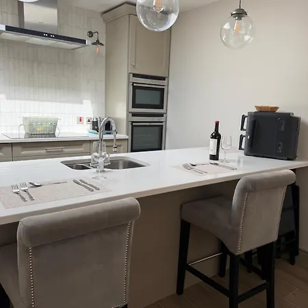 Luxury 2 Bath 2 Bed In - N11 Corridor Access