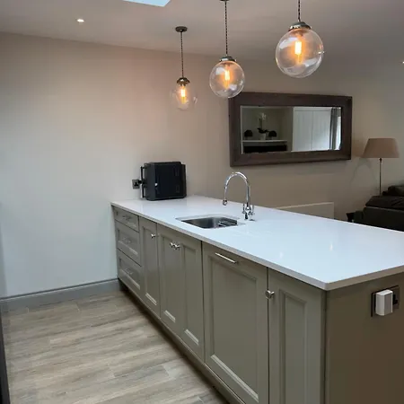 Luxury 2 Bath 2 Bed In - N11 Corridor Access Ferienhaus *