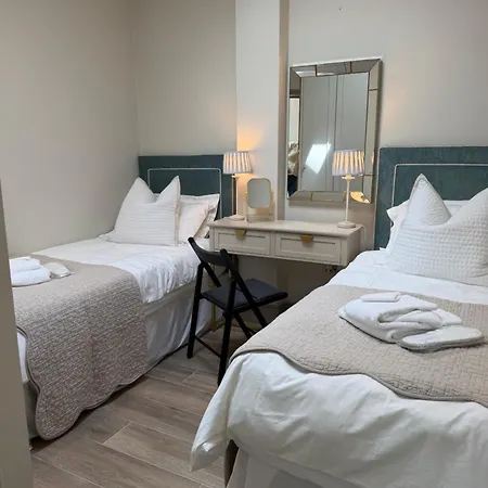 Ferienhaus Luxury 2 Bath 2 Bed In - N11 Corridor Access *