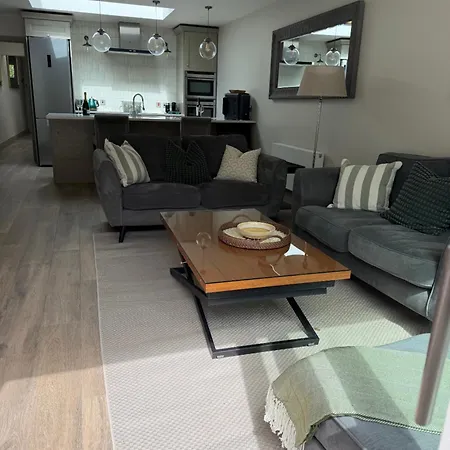 Ferienhaus Luxury 2 Bath 2 Bed In - N11 Corridor Access